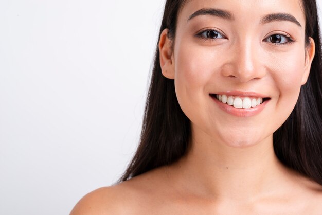 Mujer sonriente con una piel sana cerca retrato