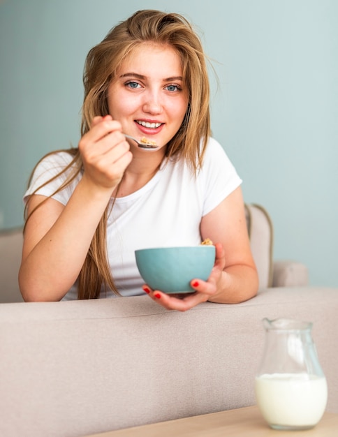 Mujer sonriente en pijama mirando a cámara