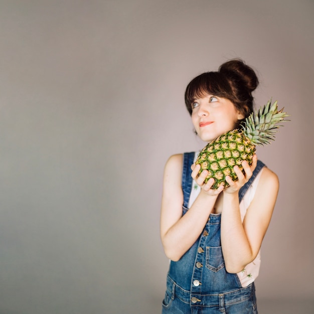 Mujer sonriente con piña