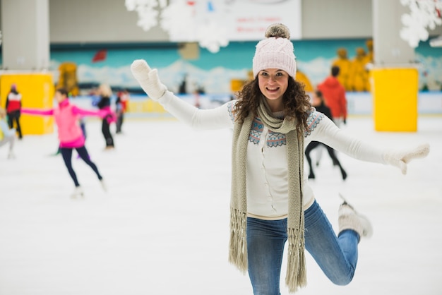 Mujer sonriente en la pista de patinaje