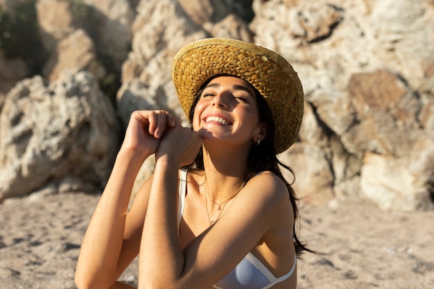 mujer sonriente, en, playa, alto ángulo