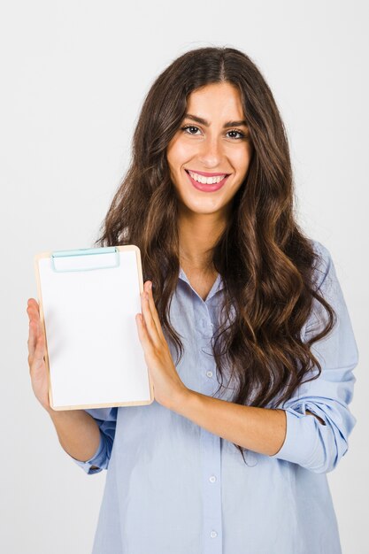 Mujer sonriente con portapapeles