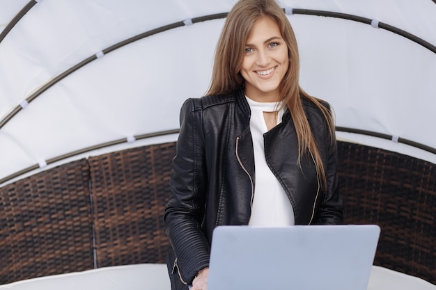 Foto gratuita mujer sonriente con un portátil