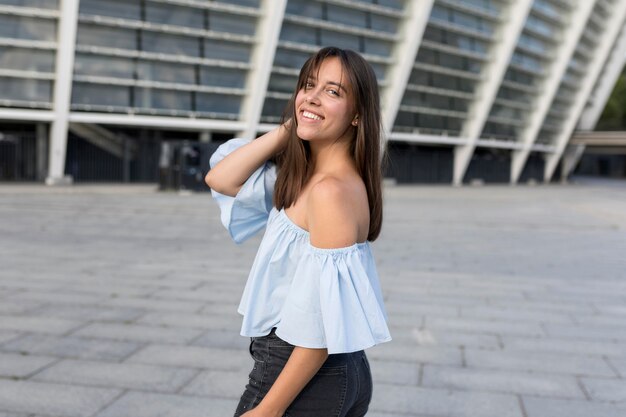 Mujer sonriente posando afuera