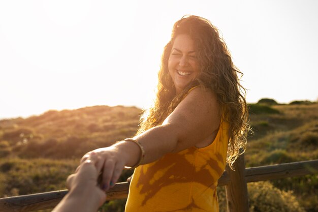 Mujer sonriente posando al aire libre en la naturaleza