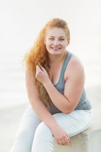 Foto gratuita mujer sonriente posando al aire libre bajo el sol