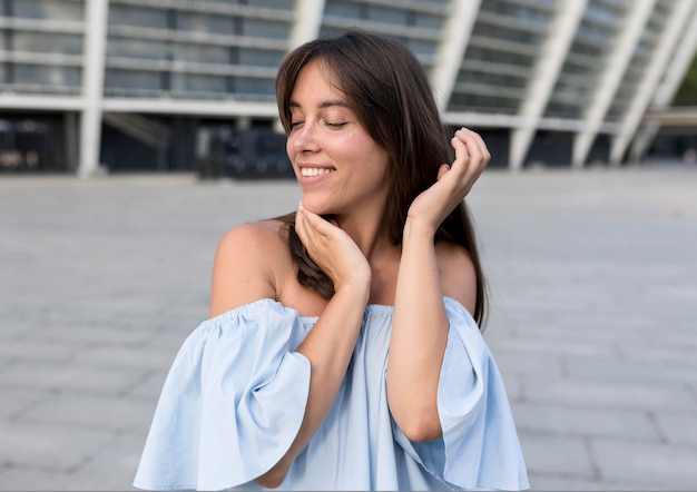 Foto gratuita mujer sonriente posando al aire libre