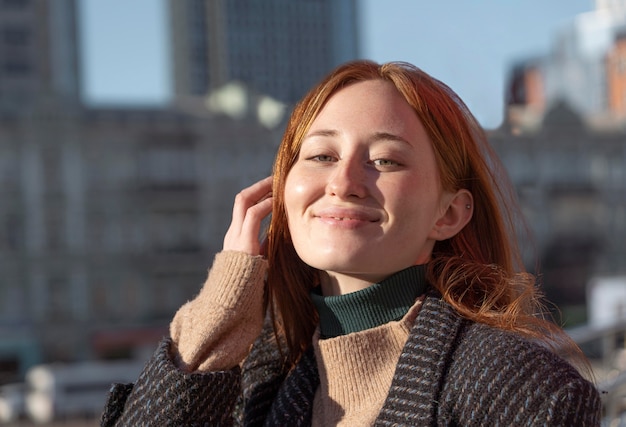 Foto gratuita mujer sonriente posando al aire libre