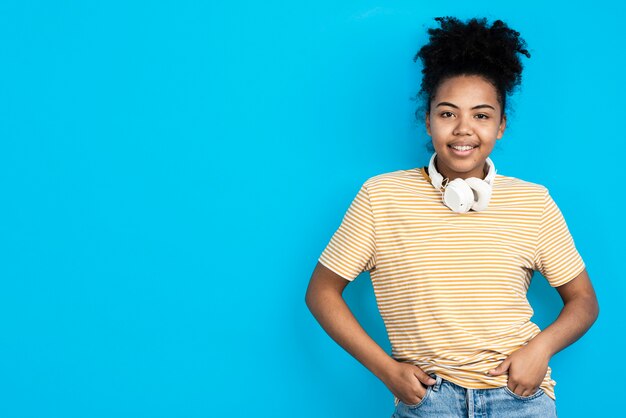 Mujer sonriente posando con auriculares