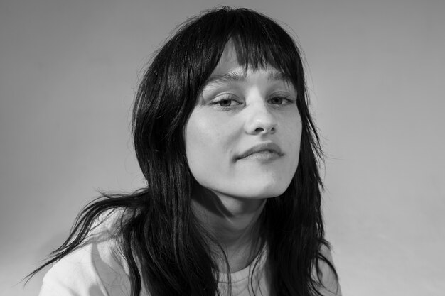 Mujer sonriente posando en blanco y negro