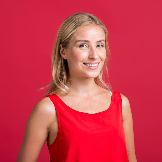 Mujer sonriente posando en camiseta roja