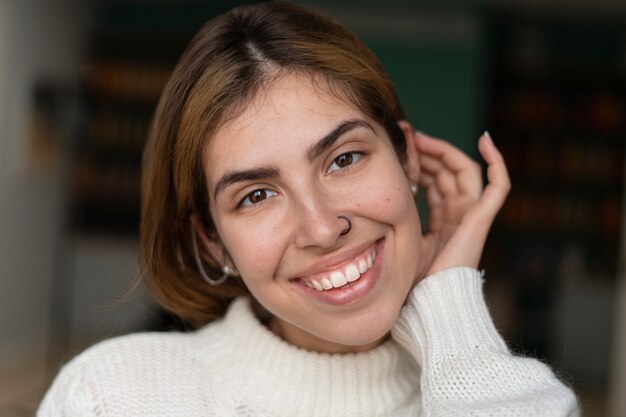 Mujer sonriente posando en casa