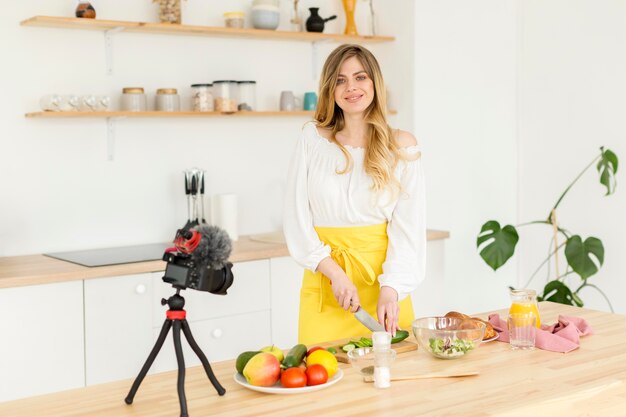 Mujer sonriente posando en la cocina