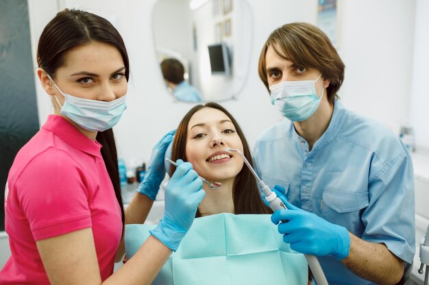 Mujer sonriente posando con los dentistas