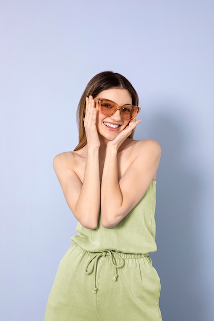 Mujer sonriente posando con gafas de sol