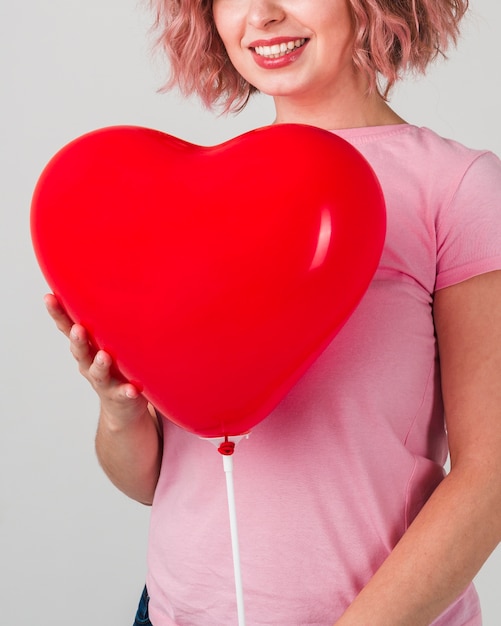 Mujer sonriente posando con globo