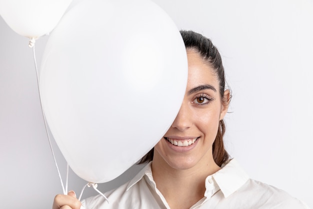 Mujer sonriente posando con globos