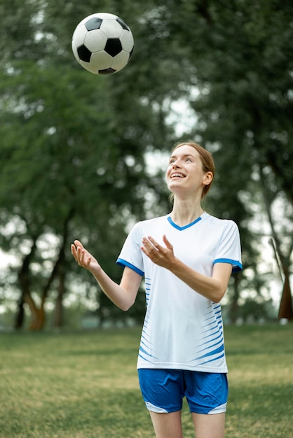 Mujer sonriente posando con pelota