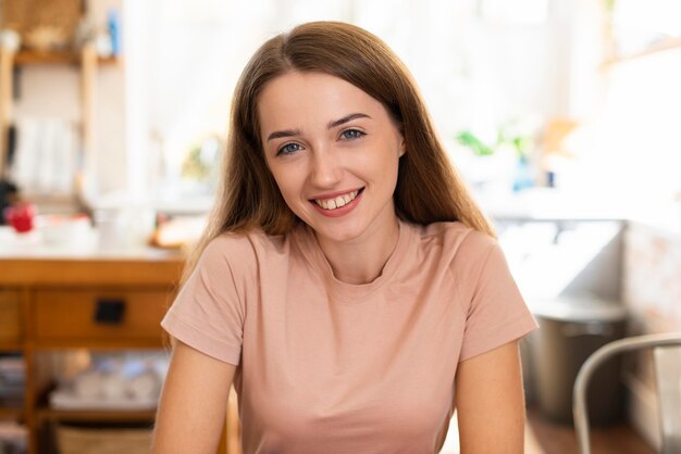 Mujer sonriente posando en su casa