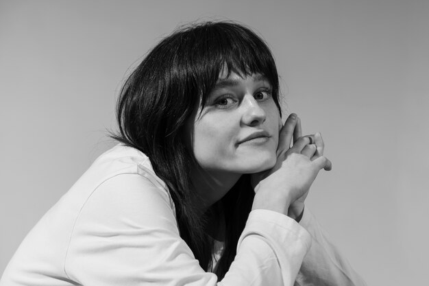 Mujer sonriente posando tiro medio en blanco y negro