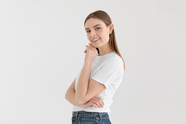 Mujer sonriente posando tiro medio