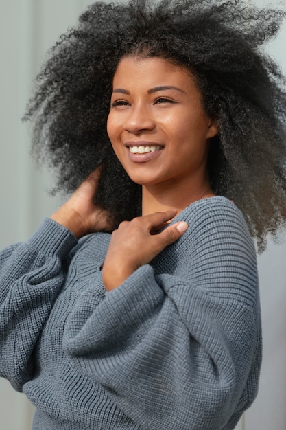 Mujer sonriente posando tiro medio