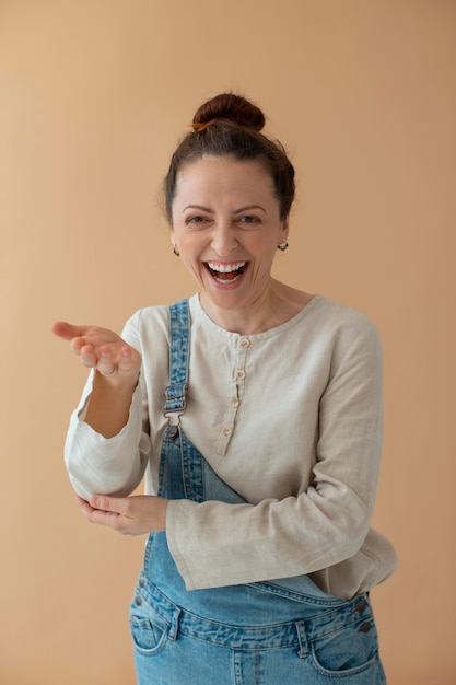 Mujer sonriente posando tiro medio