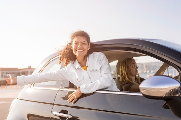 Foto gratuita mujer sonriente posando por la ventana