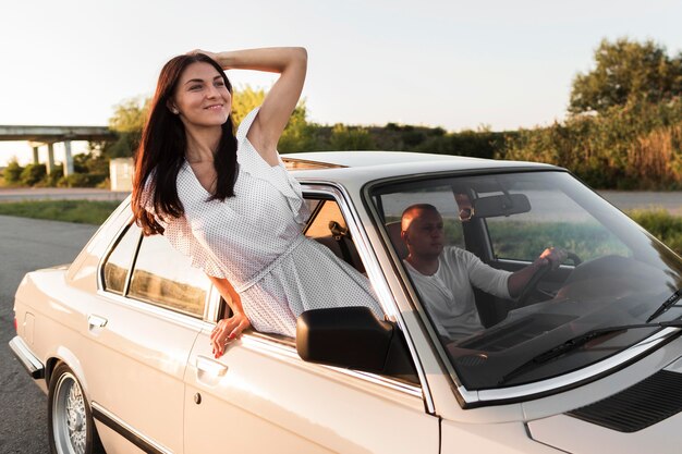 Mujer sonriente posando por la ventana