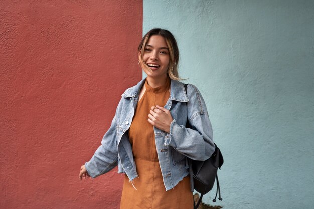 Mujer sonriente posando vista frontal