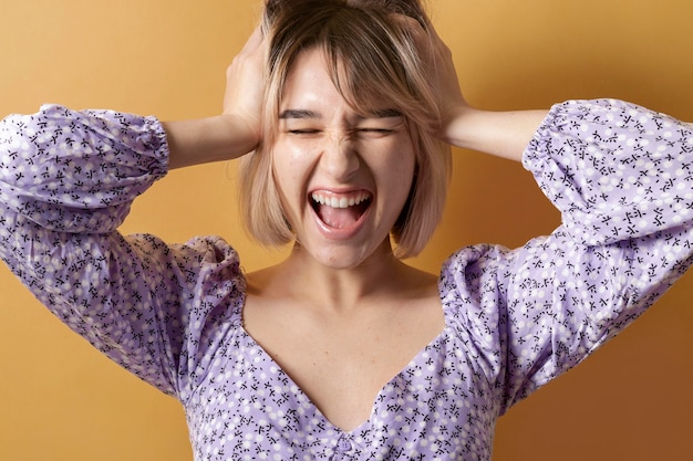 Mujer sonriente, posar, cicatrizarse