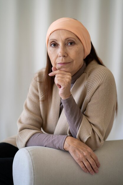 mujer sonriente, posar, interior, medios, caliente