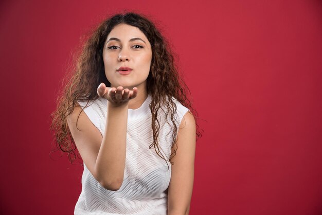 Mujer sonriente, posar, en, rojo