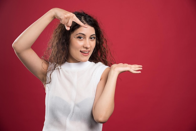 Mujer sonriente, posar, en, rojo