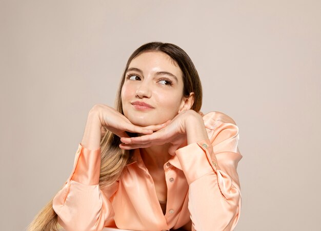 Mujer sonriente, posar