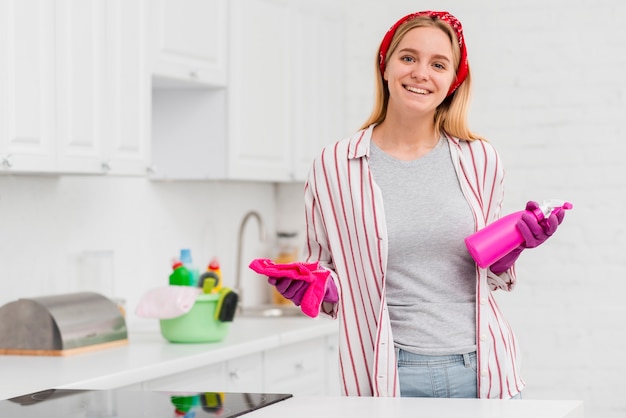 Mujer sonriente preparada para limpiar