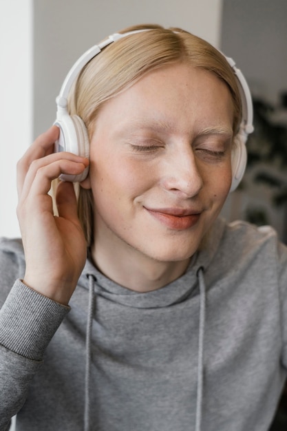 Mujer sonriente de primer plano con auriculares