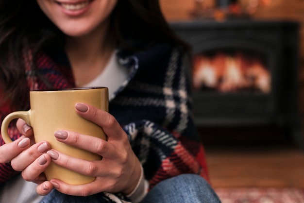 Mujer sonriente de primer plano con bebida caliente