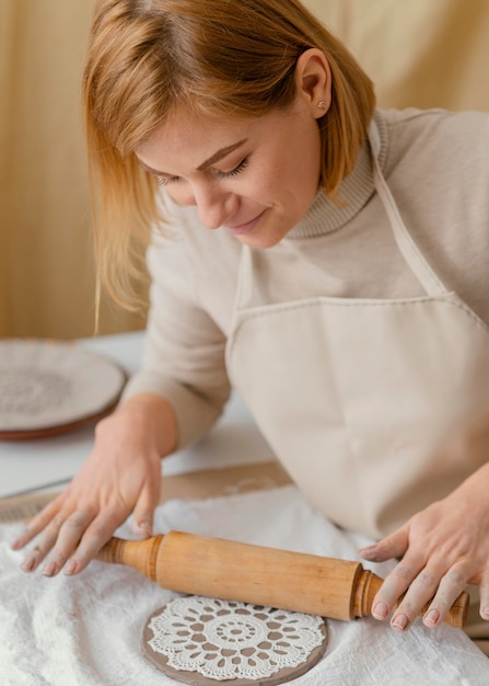 Foto gratuita mujer sonriente de primer plano haciendo cerámica