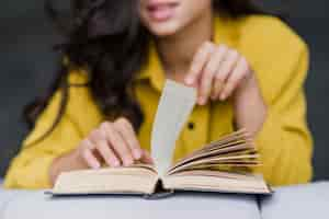 Foto gratuita mujer sonriente de primer plano con libro