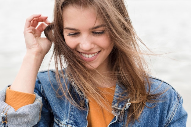 Mujer sonriente de primer plano