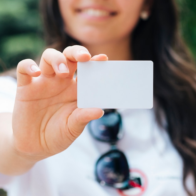 Foto gratuita mujer sonriente del primer que sostiene una maqueta de la tarjeta