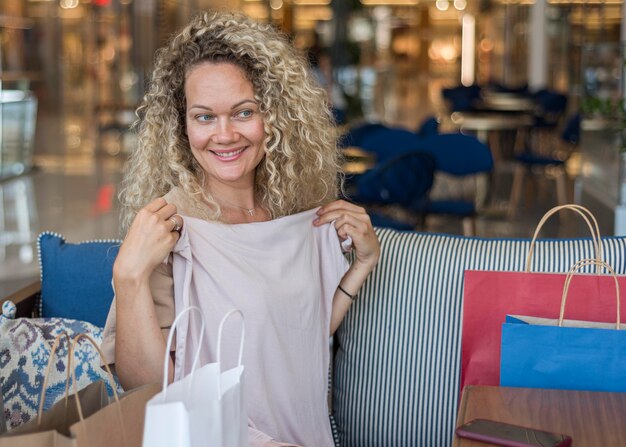 Mujer sonriente probándose ropa nueva