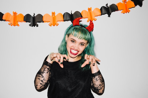 Mujer sonriente que asusta para Halloween