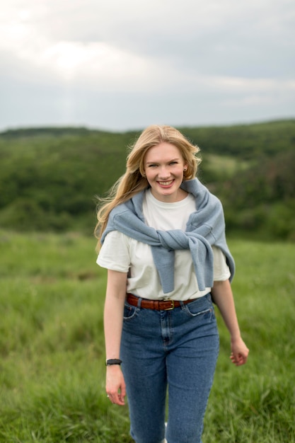 Mujer sonriente que disfruta de la aventura de la naturaleza