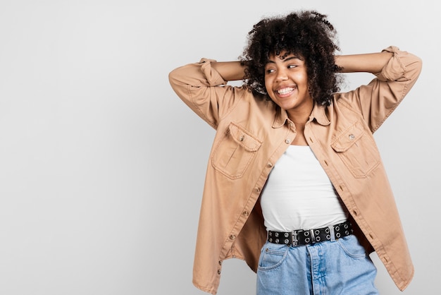 Foto gratuita mujer sonriente que presenta relajada