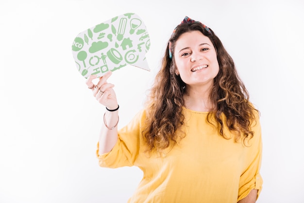 Foto gratuita mujer sonriente que sostiene la burbuja del discurso del eco contra el fondo blanco