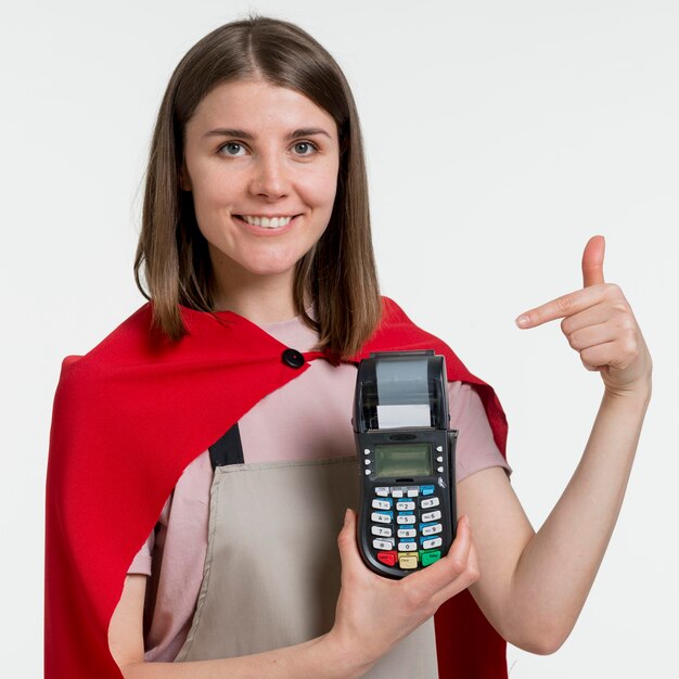 Mujer sonriente que sostiene la máquina pos