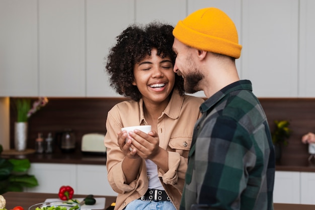 Foto gratuita mujer sonriente que sostiene una taza de café