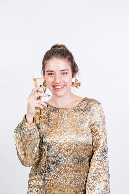 Mujer sonriente que sostiene el vidrio de champán